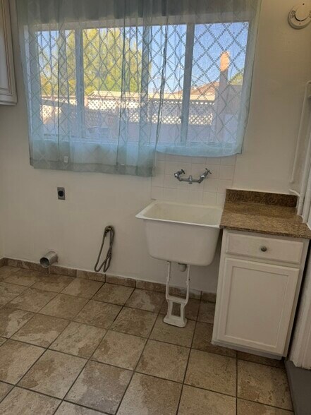 Building Photo - 8420 Rincon Ave