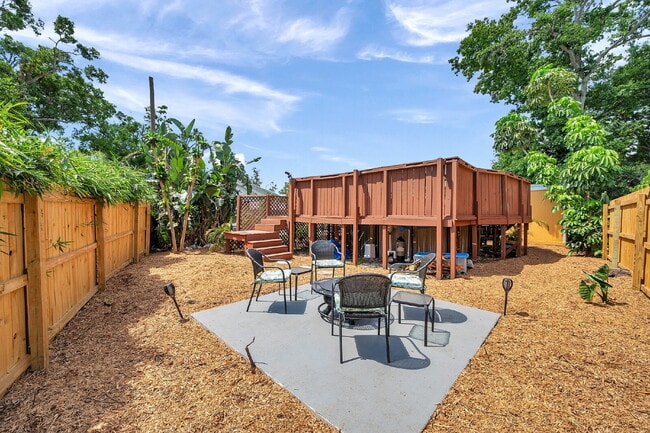 Building Photo - Fully Furnished Pool Home | Flexible Lease...