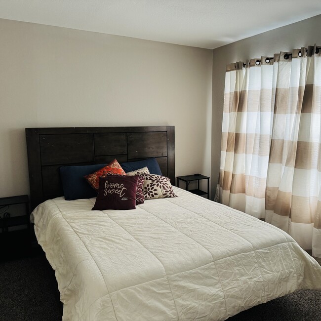 Building Photo - 718 Pine Lodge Dr