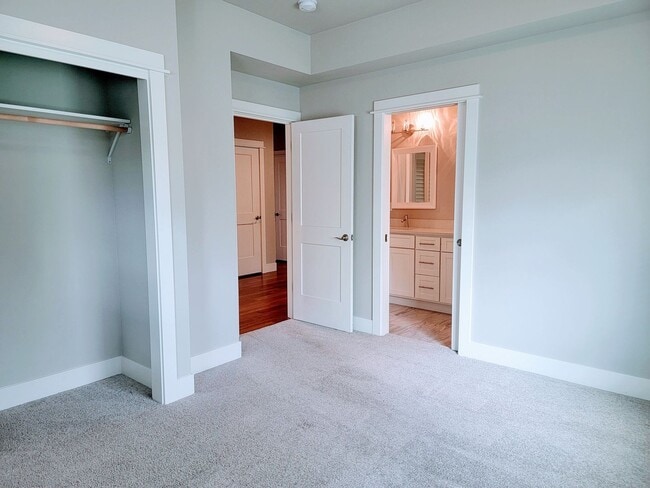 Building Photo - Luxurious and spacious 3 bed home in Manette