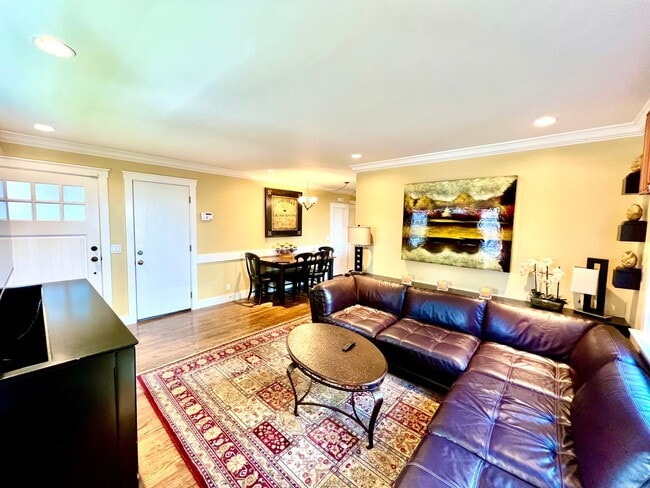Building Photo - Available NOW! Single Family Unit in Pacif...