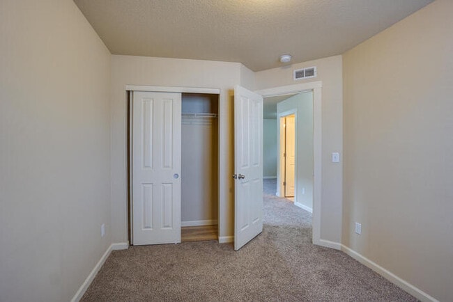 Building Photo - BEAUTIFUL THREE BEDROOM IN HAZEL DELL