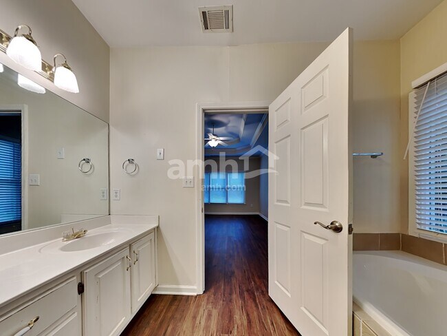 Building Photo - 5626 Fallsbrook Knoll