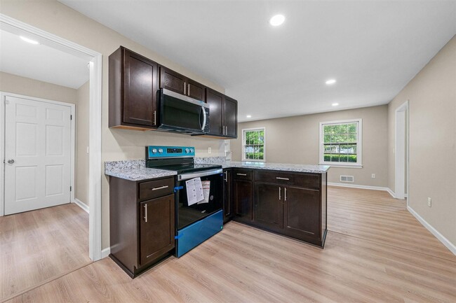 Building Photo - 725 Temple Ct