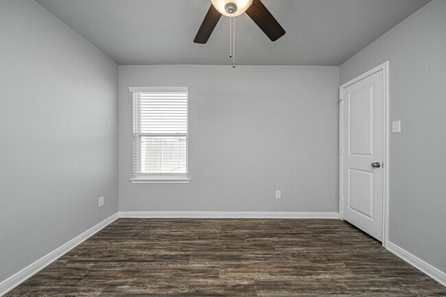 Building Photo - Bright & Cozy Home