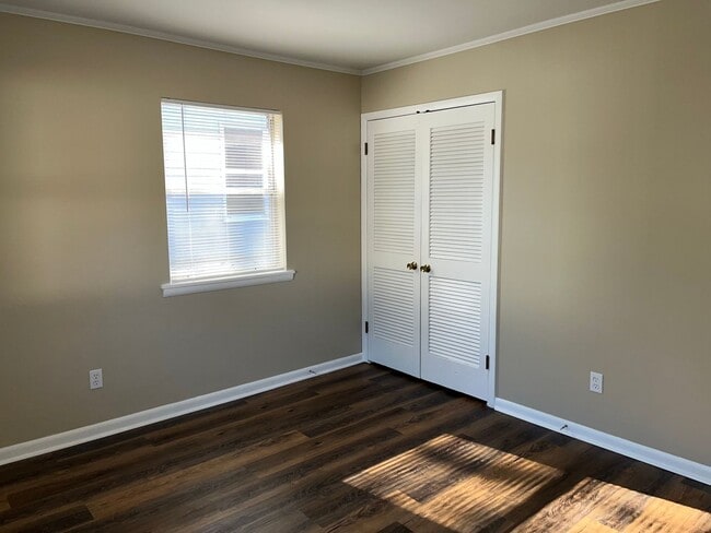 Building Photo - 3 Bed 1.5 Bath Home