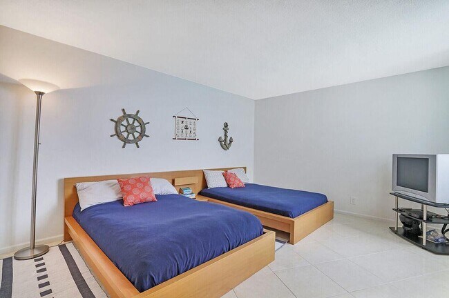 Building Photo - 5420 N Ocean Dr