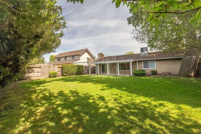 Building Photo - 9717 Treetop Dr