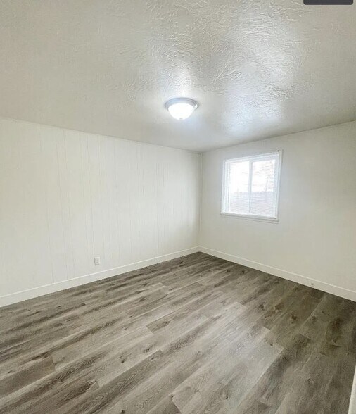 Building Photo - 31 W 1600 N