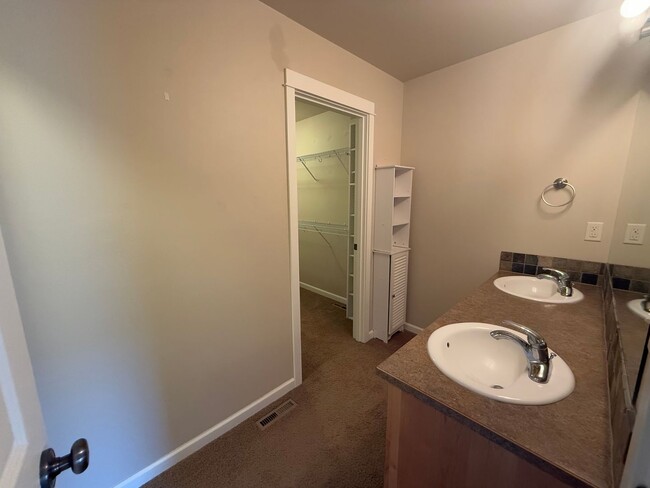 Building Photo - Wonderful 3 Bed/2.5 Bath Home in NE Bend -...