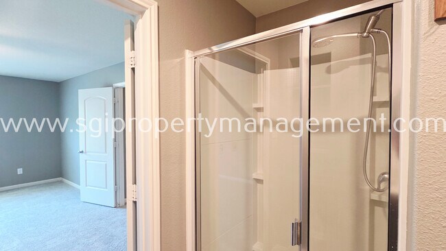 Building Photo - 942 Primrose Dr