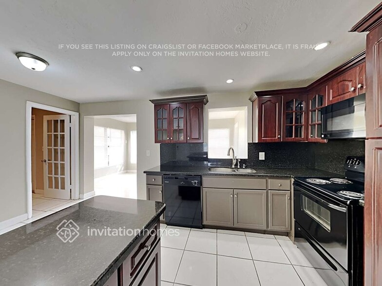 Building Photo - 2401 Jamaica Dr