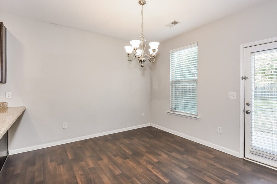 Building Photo - 255 Magnaview Dr