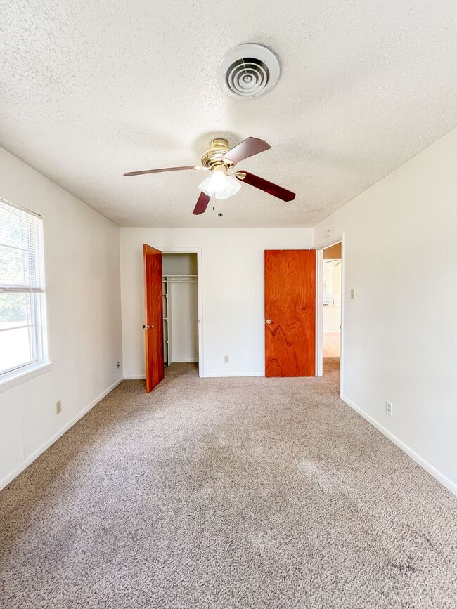 Building Photo - Available NOW!!!! Gorgeous 3 bedroom, 1 ba...