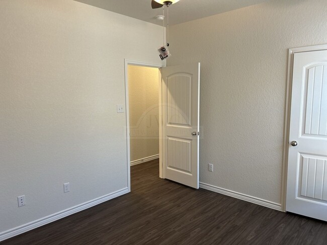 Building Photo - **2-Weeks Free Rent**5217 Rose Garden Loop...