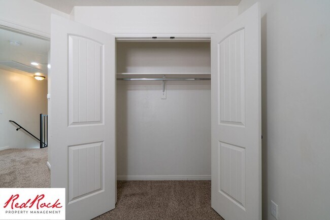 Building Photo - 3 Bedroom Two-Story Home Near Scenic Trails