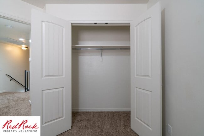 Building Photo - Conveniently located 3 Bedroom Townhome