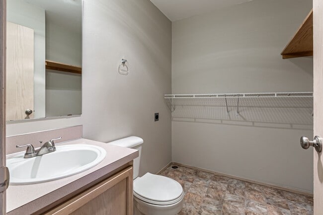 Building Photo - Wonderful Townhome in Browns Point with VIEWS!