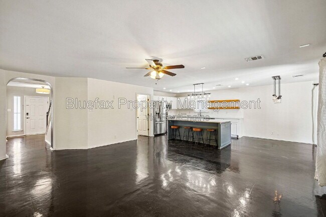Building Photo - 315 Hollow Grove