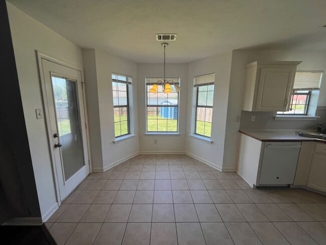 Building Photo - 102 Rosebud Cir