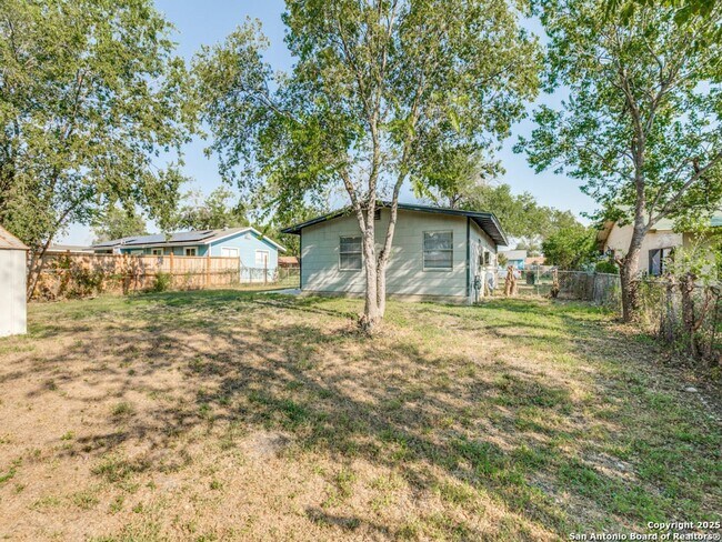 Building Photo - Charming Home Awaits: Spacious & Modern Living in a Prime Location