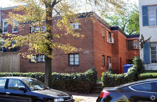 Building Photo - 422 6th St NE