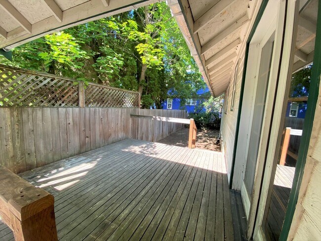 Building Photo - 3 Bed, 2 Bath 1 block from CWU