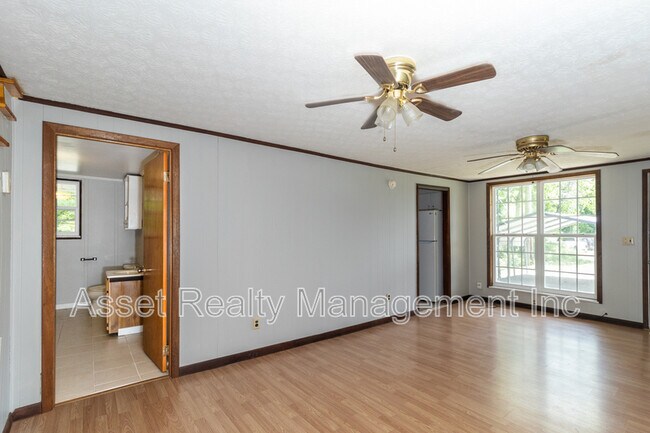 Building Photo - 513 Benton Cir