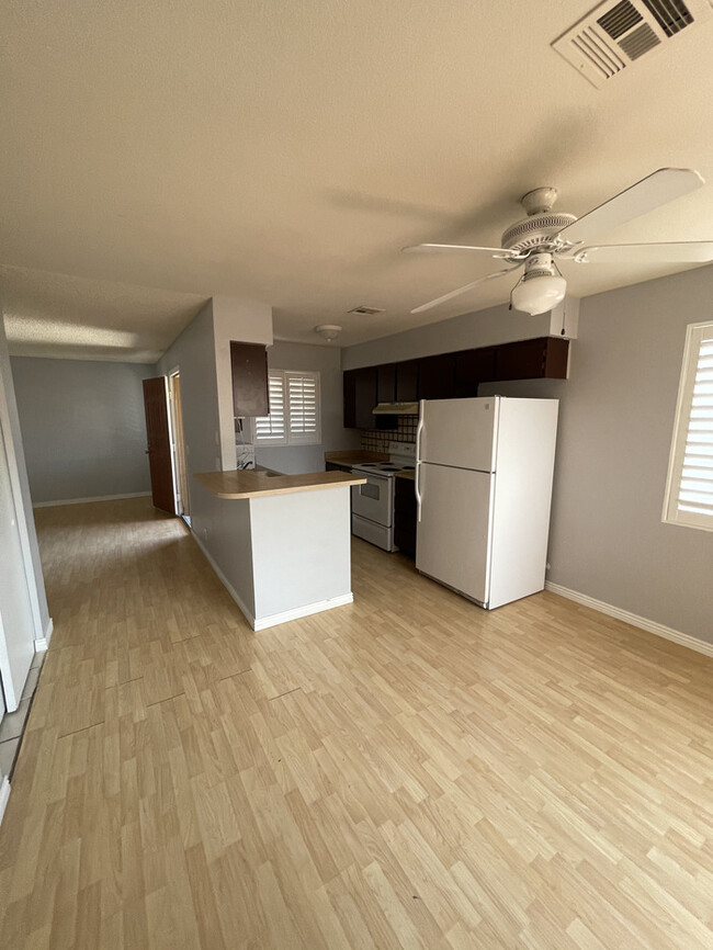 Building Photo - Well Maintained Condo in La Cresenta