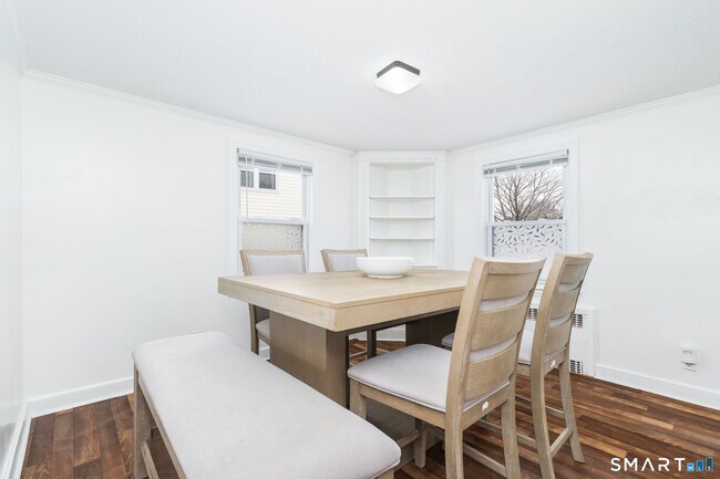 Building Photo - 783 Quaker Ln S