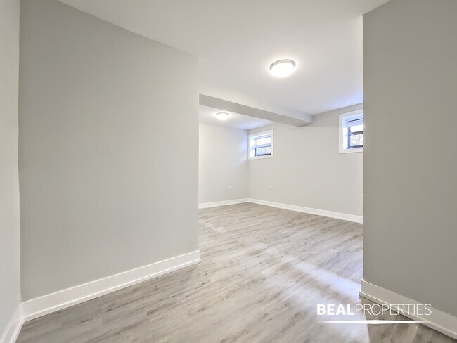 Building Photo - 819 W Waveland Ave