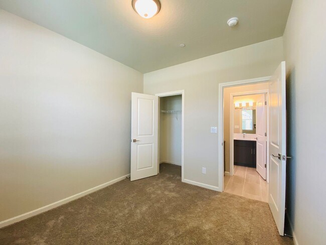 Building Photo - COMING SOON! $2,750 Ashlan & Highland, 4 B...