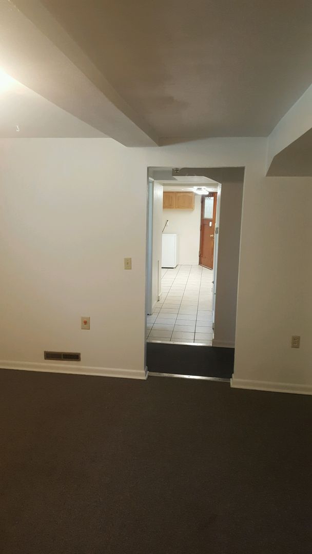 Building Photo - Hey Students.  3 bedroom Mid town off Stephens