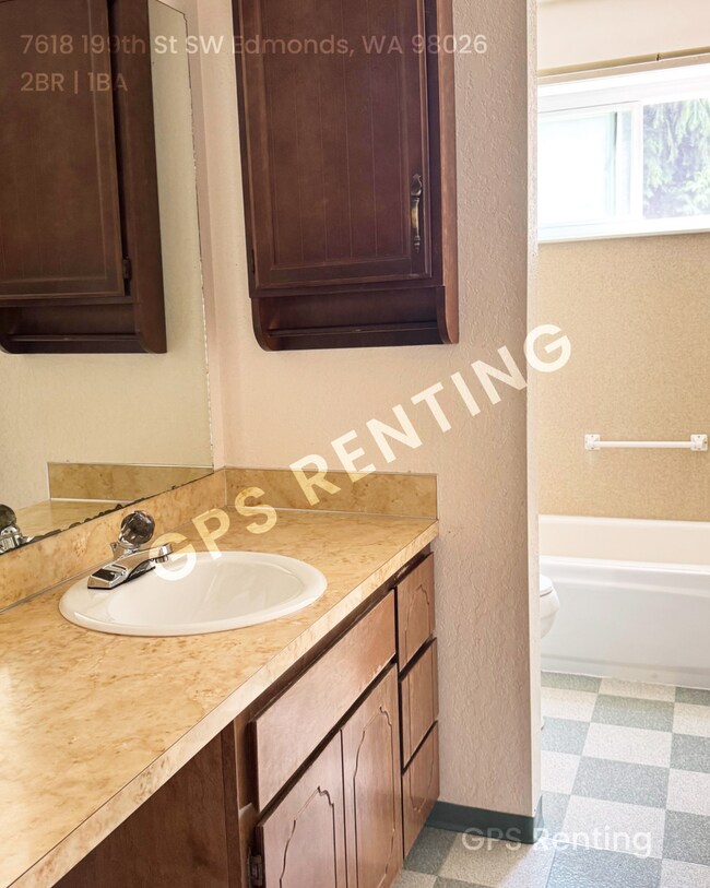 Building Photo - Spacious 2 bedroom with Garage Parking!