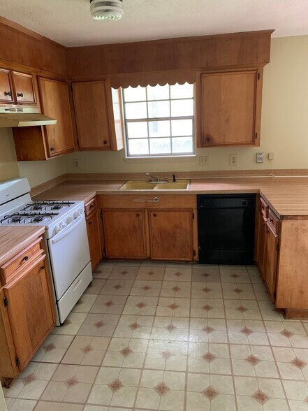 Building Photo - 135 York Dr