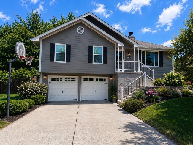 Building Photo - 925 NE Carousel Ln