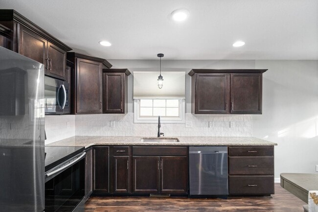 Building Photo - Country feel in the City.  Sharp 3 bed 2 bath.  Close to Fort Campbell.