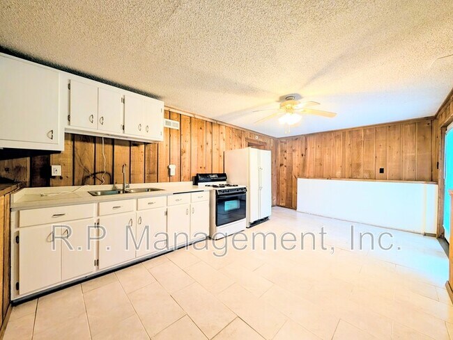 Building Photo - 15740 Pilar Rd N