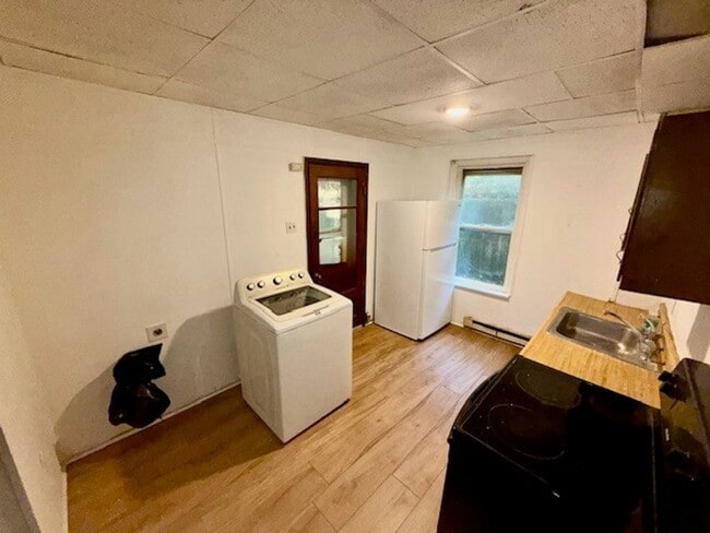 Building Photo - 3 bedroom 1 bathroom