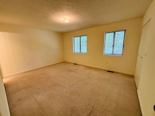 Building Photo - 911 Lora Ln
