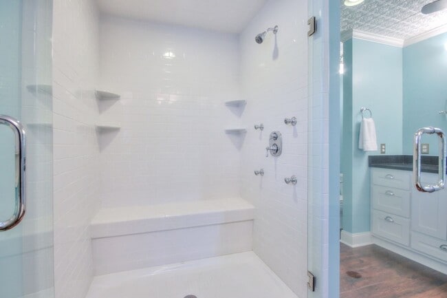 Building Photo - 4 BR 2/2 BA Large Fenced in Back Yard! Chef's Kitchen! Upstairs Bonus Room! 2 Car Garage