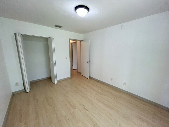 Building Photo - 1058 SW 6th Dr