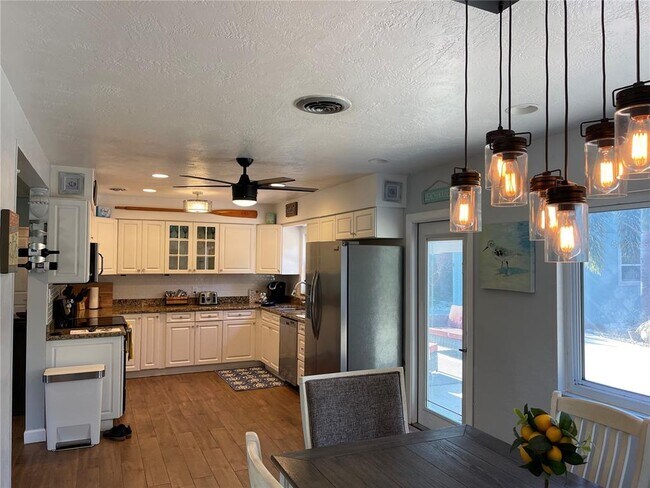 Building Photo - 1329 Royal Palm Dr S