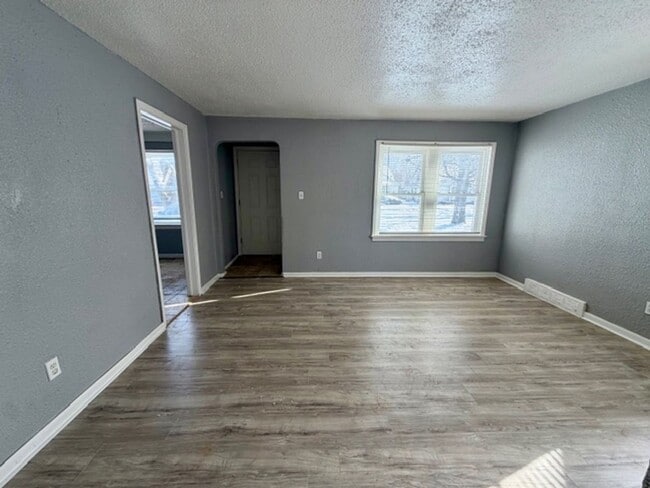 Building Photo - For Lease 3 bedrooms, 1 bath home in a nice area