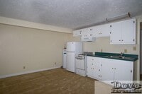 Building Photo - For Rent: 1 room efficiency apartment