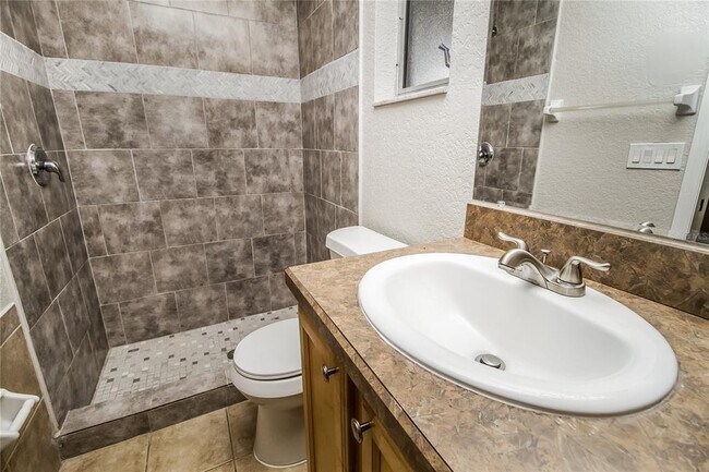 Building Photo - 421 Kee St