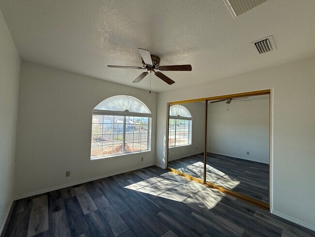Building Photo - 3167 Daytona Ave