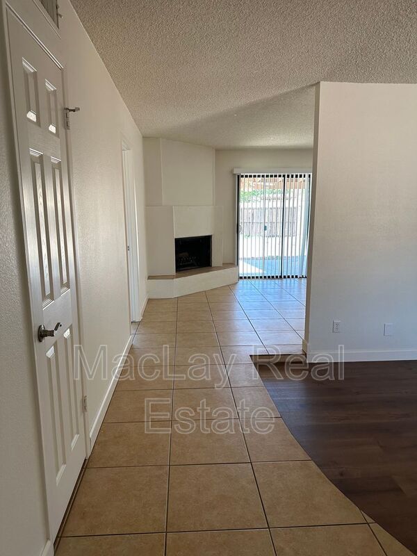 Building Photo - 1221 E Watson Dr