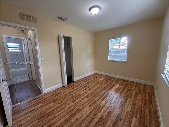 Building Photo - 1701 NW 14th Ct