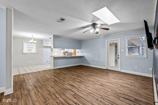 Building Photo - Check Out this 3 bed 2 bath in Bossier!!